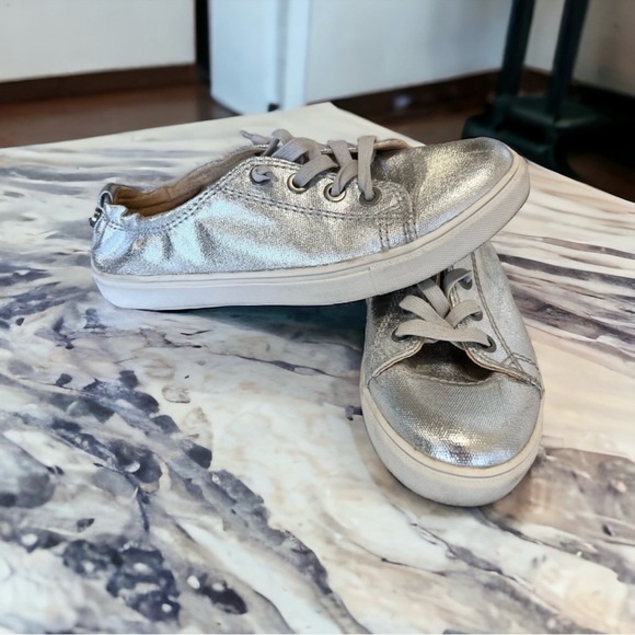 Steve Madden Jane silver sneaker. Gently worn. Super comfortable Great condition - Picture 4 of 17